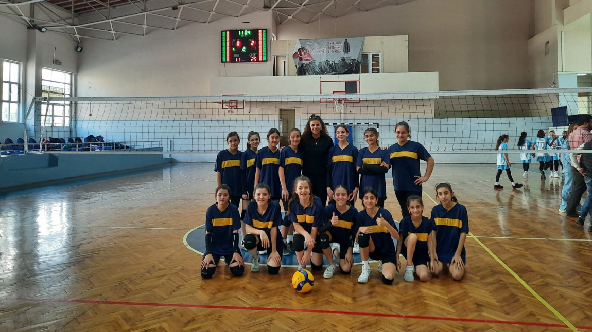 Şehit Metin MALKAV Orta Okulu Voleybol Takımı Okullar Arası Çeyrek Finallerde