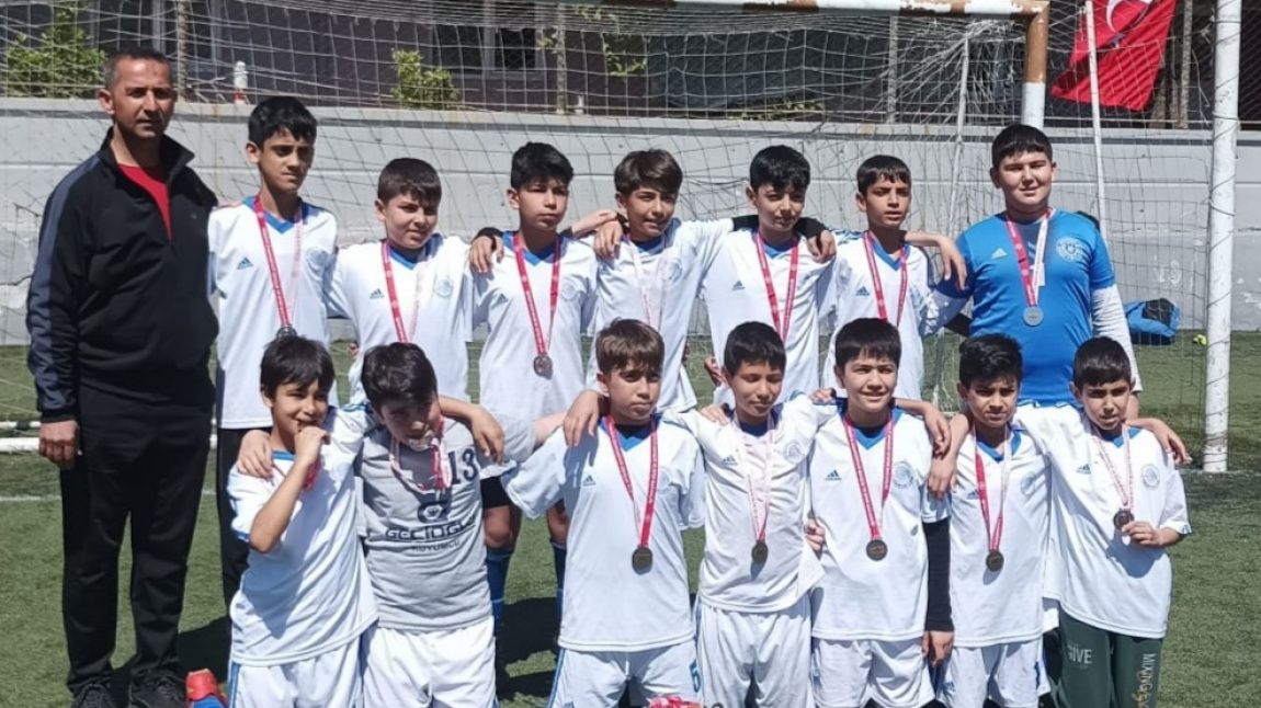 Küçük Erkek Futbol takımımız Adana İkincisi 